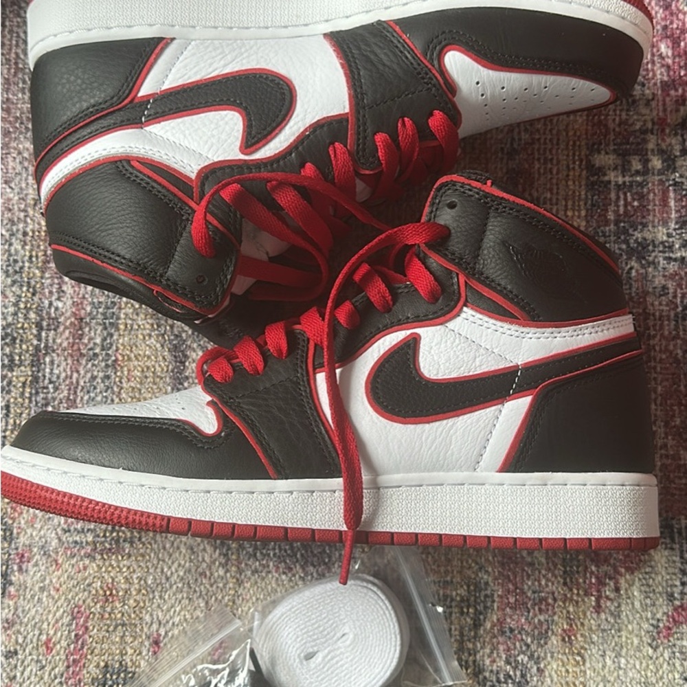 Air Jordan retro 1 Bloodline Black and White High-Top Sneakers with Red Accents